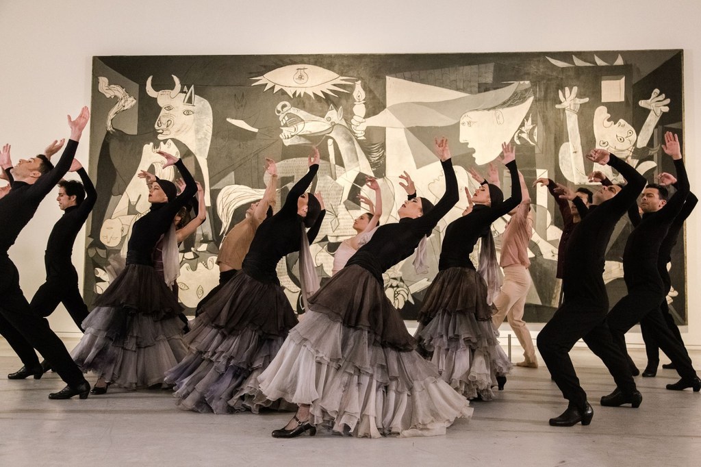 Bailamos por la paz frente al Guernica en el Día Internacional de la Danza